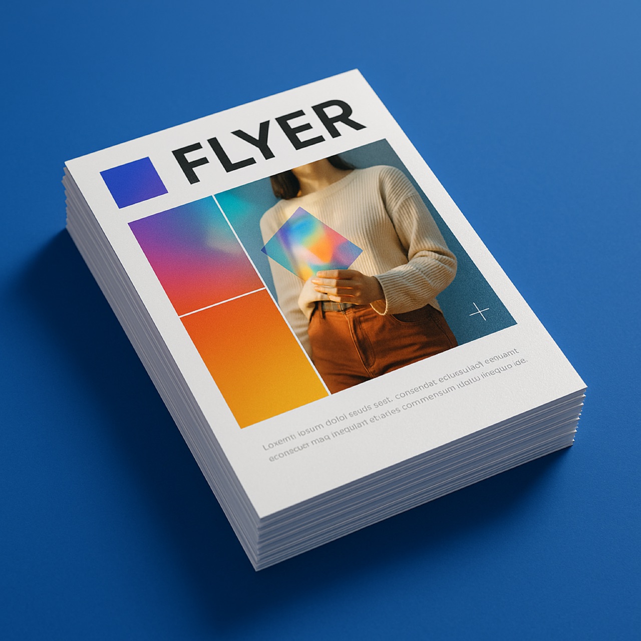 Stapel kleurrijk gedrukte flyers op een blauwe achtergrond