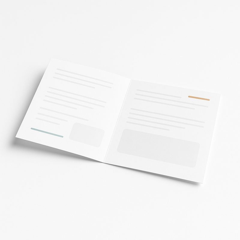 Opengevouwen folder met zichtbare vouwlijn