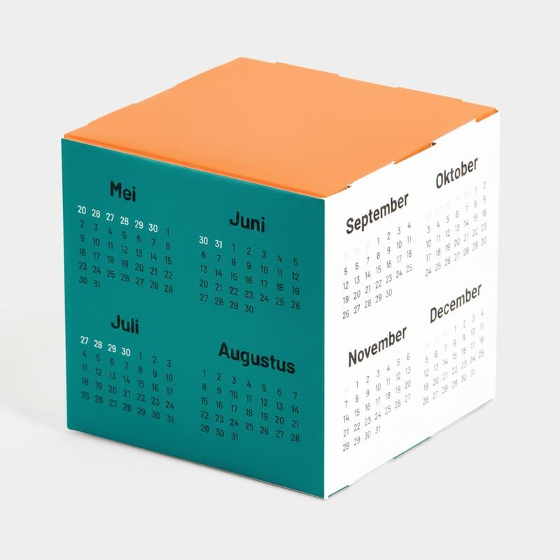 Kubuskalender met teal en oranje vlakken en Nederlandse maanden