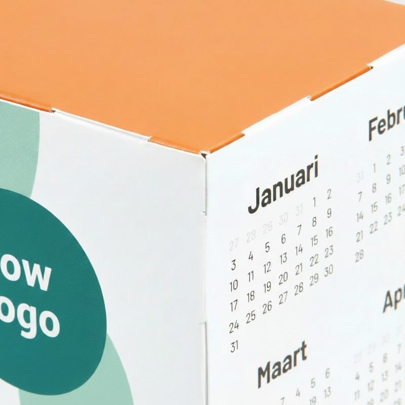 Close-up van de hoek van de kubuskalender met sluitlipjes
